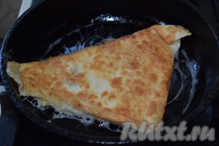 Лаваш в кляре выкладываем на сковороду с хорошо разогретым растительным маслом и обжариваем с двух сторон до подрумянивания на среднем огне (примерно, по 2-3 минуты с каждой стороны). Готовую закуску из лаваша снимаем со сковороды и выкладываем на блюдо для подачи. Аналогично обжариваем все заготовки из лаваша, предварительно помещая их в кляр.