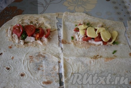 Сверху на курицу с зеленью кладём слой помидоров и накрываем их пластинами сыра.