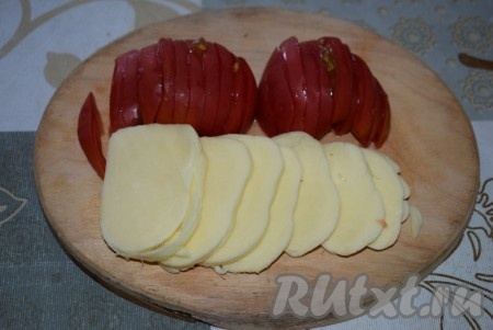 Помидоры и сыр нарежем на пластины.

