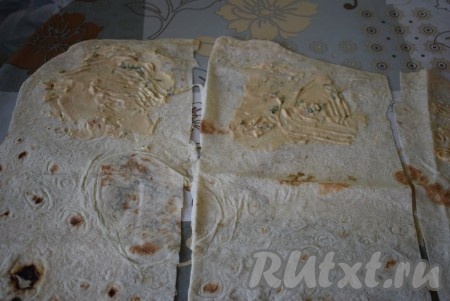 Смазываем верхнюю часть каждого лаваша соусом. 