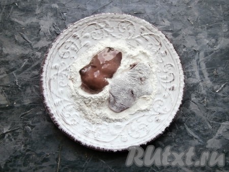 Печень разрезать на 2-3 части, обвалять каждый кусочек в смеси муки и специй.