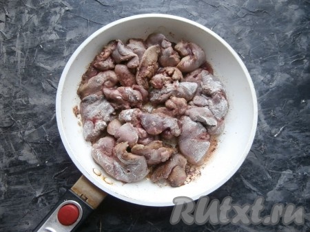 Выложить подготовленные кусочки печени в сковороду, хорошо разогретую с растительным маслом.