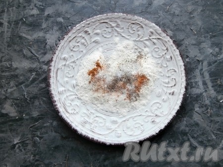 Муку насыпать в тарелку, добавить 0,5 чайной ложки соли, всыпать специи (в качестве специй я добавила 0,5 чайной ложки чёрного молотого перца,&nbsp;0,5 чайной ложки&nbsp;приправы для курицы, 1 чайную ложку паприки),&nbsp;перемешать смесь муки и специй.