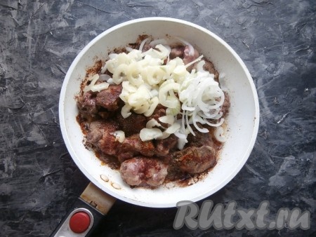 Печёнку обжарить на среднем огне в течение 2-3 минут, периодически переворачивая. Затем выложить болгарский перец,&nbsp;нарезанный соломкой, и лук, нарезанный на тонкие полукольца, перемешать.