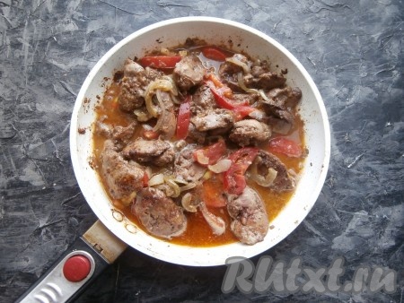 Влить 100 миллилитров воды, подсолить по вкусу, перемешать, дать закипеть, уменьшить огонь.