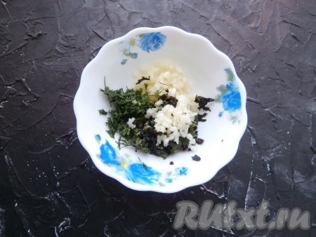 К перцу с базиликом добавить измельчённый укроп и пропущенные через пресс зубчики чеснока.