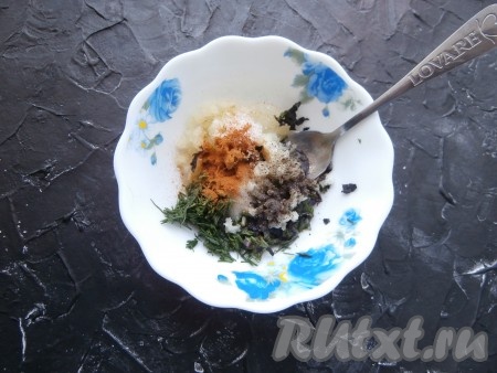 Сюда же добавить соль, перец чили молотый, сахар, чёрный молотый перец, влить растительное масло и уксус, тщательно перемешать получившуюся ароматную смесь.