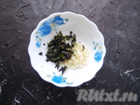 Листья базилика мелко нарезать, болгарский перец, очищенный от семян, нарезать на очень маленькие кубики, выложить в тарелку.