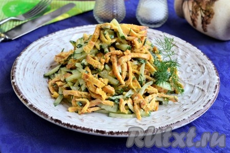 Салат с яичными блинчиками и огурцом