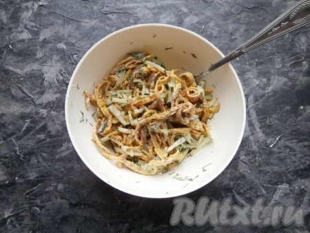 Посолить, поперчить по вкусу и очень хорошо перемешать.