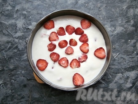 Выложить всю массу в форму, разровнять. Оставшейся клубникой украсить верх сметанно-желейного торта на своё усмотрение. Поместить форму в холодильник на 5-8 часов (до полного застывания).