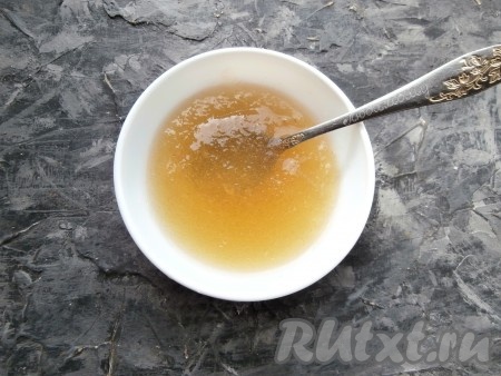 Желатин залить холодной водой, перемешать и оставить для набухания на 15 минут. Клубнику вымыть, дать ей обсохнуть.