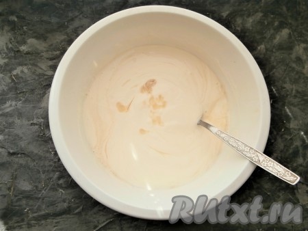 Набухший желатин растопить на водяной бане, не доводя до кипения (то есть ёмкость с набухшим желатином поместить в  ёмкость большего размера с кипящей водой, можно встык, и, помешивая, дать ему растопиться). Растопленный желатин немного остудить и ввести его небольшими порциями в творожно-сметанную массу, каждый раз хорошо перемешивая ложкой.