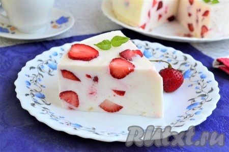 Желе из сметаны и творога даёт торту нежную, бархатистую структуру, кусочки клубники дарят ему интересный вкус и аромат, а благодаря желатину наш десерт отлично держит форму и легко разрезается. Посмотрите, какой красивый разрез у этого тортика.