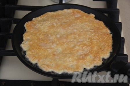 Сковороду диаметром 25 см смазать маслом, разогреть и выложить 1/2 теста для бризолей, равномерно распределить по дну.
