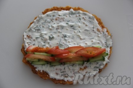 Поверх огурцов выложить полоски помидора.