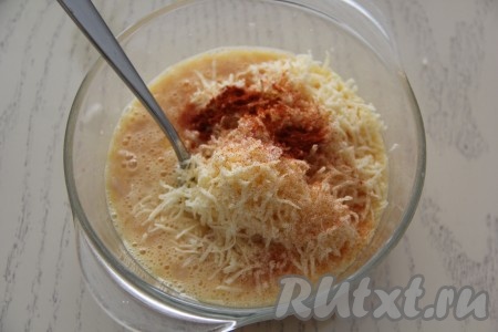 Сыр, соль и специи добавить в смесь фарша и яиц.