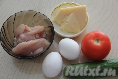 Подготовить продукты для приготовления ленивых бризолей. Фарш можно приобрести в магазине. Я же предлагаю приготовить фарш в домашних условиях, для этого мясо (я взяла куриное филе) нужно вымыть, немного обсушить, нарезать на кусочки.