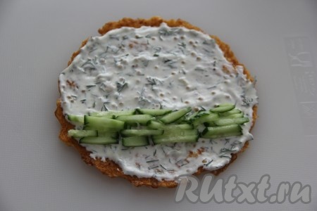 Огурец и помидор вымыть, нарезать тонкой соломкой. На каждый бризоль, чуть отступив от края, выложить нарезанный огурчик (как на фото).