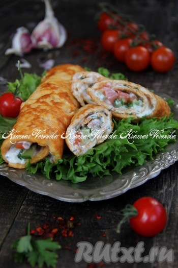 Нарезать рулеты на кусочки шириной, примерно, 5 см и подать к столу. Вот так достаточно просто можно приготовить на сковороде ленивые бризоли с фаршем. Блюдо получается сочным, достаточно сытным и аппетитным, попробуйте и насладитесь его интересным вкусом!