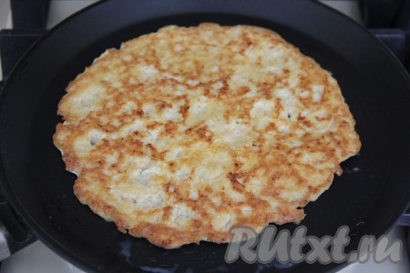 Жарить ленивый бризоль на среднем огне с двух сторон до золотистого цвета, затем аккуратно переложить на тарелку. Аналогично приготовить и второй бризоль из оставшегося теста.