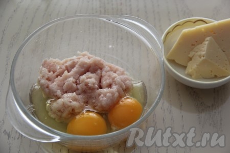 Пропустить кусочки мяса через мясорубку (или измельчить в блендере). К получившемуся (или покупному) фаршу добавить сырые яйца.