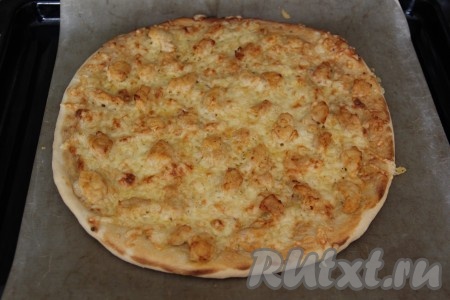 Выпекать пиццы в разогретой духовке 8-10 минут при температуре 200 градусов.