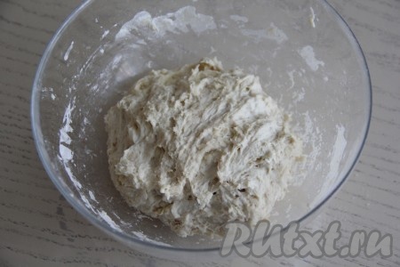 В подошедшую опару (она покроется пузырьками) добавить сахар, соль, влить оливковое масло и всыпать муку. Замесить слегка липнущее тесто. Накрыть миску с тестом пищевой плёнкой и убрать в тёплое место на 45 минут. За это время тесто увеличится в размерах минимум вдвое.