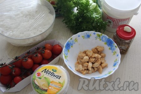 Сперва замесить опару, для этого в тёплой воде нужно развести дрожжи и оставить на 15 минут (температура воды должна быть не более 40 градусов). Куриное филе можно отварить или обжарить. Я нарезала филе на кубики размером 2 см на 2 см и обжарила на сковороде с добавлением растительного масла в течение 7 минут, периодически помешивая, на среднем огне.