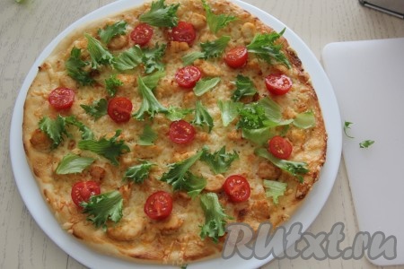 Разложить листья салата.