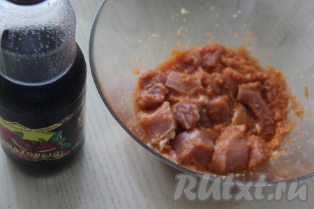 Перемешать мясо со специями и луком.