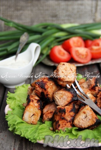 Нежный, сочный шашлык из свинины, приготовленный в маринаде из гранатового сока на мангале, подать к столу в горячем виде, дополнив овощами, зеленью и любимым соусом.