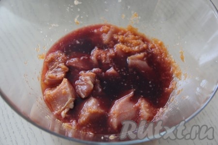 Влить гранатовый сок.