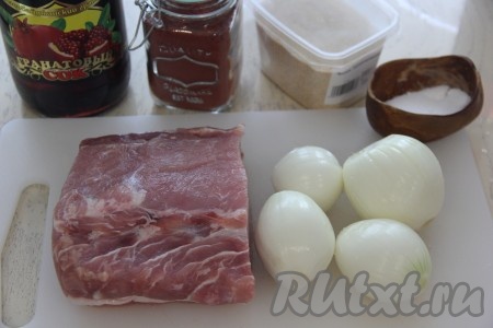 Подготовить продукты и специи для приготовления шашлыка из свинины в маринаде из гранатового сока. Лук почистить.