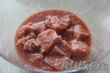 Перемешать и оставить свинину в гранатовом соке мариноваться на 3-10 часов в прохладном месте. Я убрала мясо в холодильник на ночь.