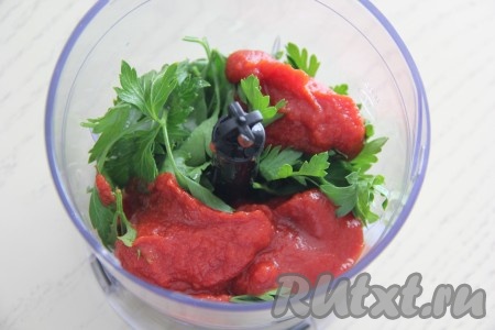 Добавить томатную пасту.