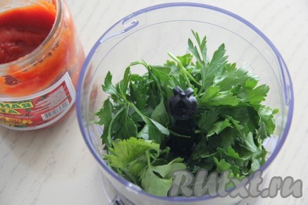 В измельчитель выложить петрушку, зубчики чеснока, соль, сахар, чёрный молотый перец, влить воду и масло.