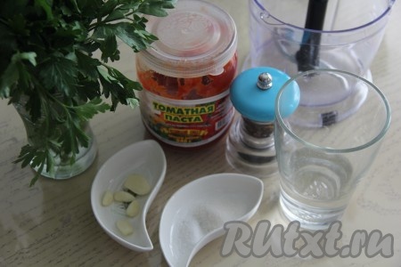 Подготовить продукты для приготовления красного соуса для шашлыка из томатной пасты. Петрушку вымыть. Зубчики чеснока почистить.