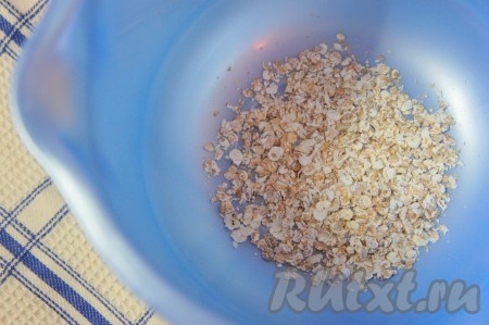 Злаковые хлопья высыпать в ёмкость для взбивания.