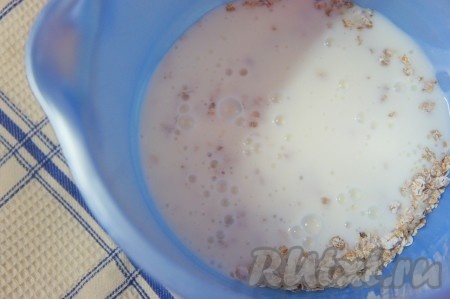 Добавить к хлопьям кефир. Дать постоять 10 минут. Хлопья должны разбухнуть немного.