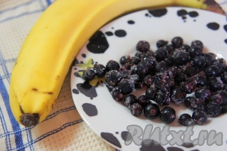 Подготовить банан и ягоды (если ягоды замороженные, то лучше слегка разморозить). Банан нарезать на средние кусочки.