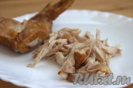 Тем временем копчёную курицу отделить от костей и разобрать на волокна (можно нарезать на мелкие кубики). Веточки укропа промыть водой, дать им немного обсохнуть.