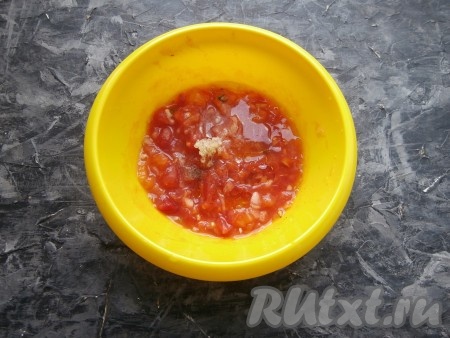 Затем добавить в получившуюся смесь растительное масло, измельчённый чеснок, соль, лимонный сок и чёрный молотый перец.