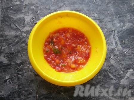 Теперь овощи и листочки нужно тщательно помять руками. Советую именно помять руками, если измельчать блендером, будет уже не тот вкус.