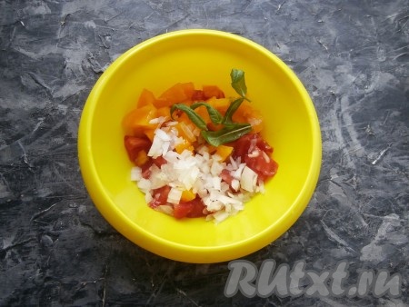 Лук и чеснок очистить. К помидорам добавить мелко нарезанные репчатый лук и листики мяты. Крупные части листиков мяты советую удалить.