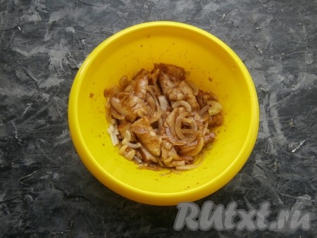 Хорошенько сало перемешать и поместить в холодильник минимум на 2 часа.