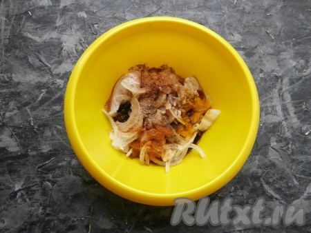 Добавить пропущенный через пресс чеснок, перец чёрный и чили молотые, кориандр, куркуму, приправу для корейской моркови, влить соевый соус и уксус. 