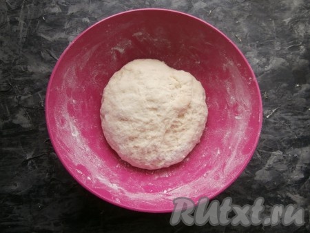 А затем хорошо вымесить тесто руками. Добавляя по мере необходимости оставшуюся муку, замесить плотное, достаточно мягкое, практически не липнущее тесто, которому дать "отдохнуть" 15 минут при комнатной температуре.