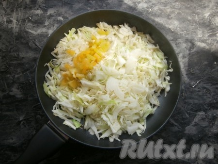 Прежде всего приготовим начинку для пирожков, для этого нужно тонко нарезать капусту, поместить её в сковороду, разогретую с растительным&nbsp; маслом, сразу выложить очищенный и нарезанный на тонкие перья лук, добавить очищенный от семян и нарезанный на небольшие кусочки болгарский перец.