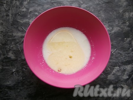 Пока капуста остывает, замесить бездрожжевое тесто для пирожков. Для этого в миску нужно налить кефир комнатной температуры (я подогреваю кефир в течение 20 секунд в микроволновке), всыпать соль и сахар, влить растительное масло.